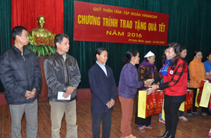Lãnh đại Hội CTĐ tỉnh trao quà tết cho các hộ nghèo trên địa bàn thành phố Hòa Bình. 

